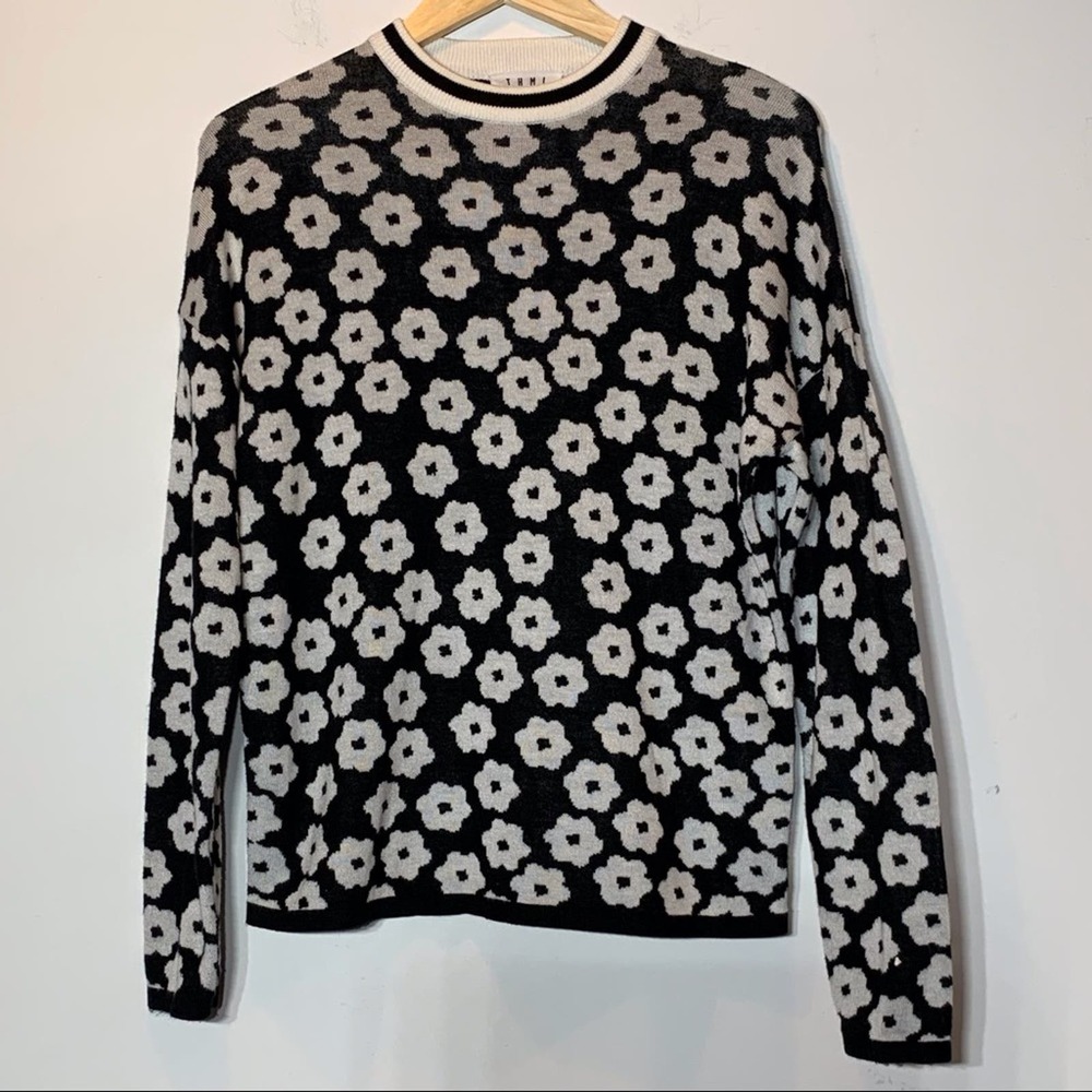 EUC Retro Black and White Floral‎ Print Sweater